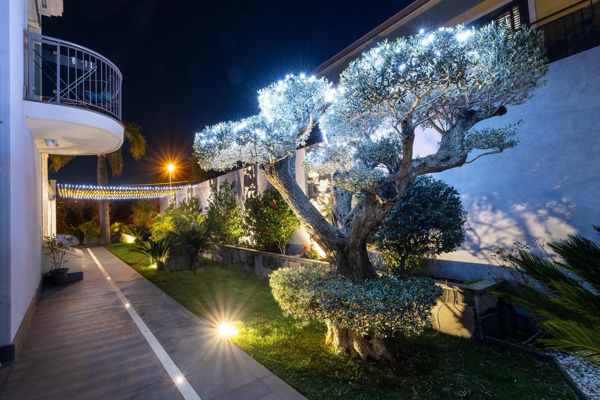 Zaffiro Lavico Rooms Etna Nature Sea 아치레알레 외부 사진